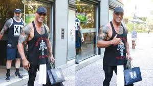 Dwayne Johnson, o The Rock, surpreende fãs ao falar português após treino em academia no Rio; veja
