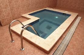 Keep the indoor swimming pool environment warm and dry