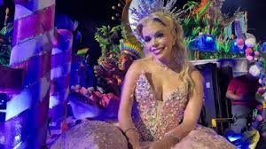 Atriz leva figurino original de "Wicked" para desfile no Carnaval de SP