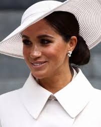 Maiô, chapéu oversized e tênis Saucony: os looks de férias de Meghan Markle