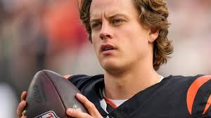 Reactions: Is Joe Burrow playing blackjack with actress Jessica Alba?