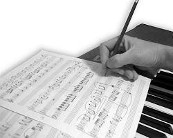 composer writing music on a pianoの画像