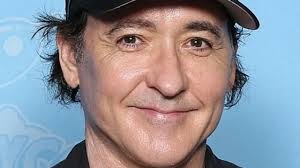 A queda de John Cusack: Você não ouve mais falar dele porque ele está há 10 anos engatando filmes lançados direto em vídeo e superproduções chinesas