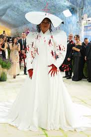 Tenista Naomi Osaka aposta em drama extra no Met Gala com detalhes vermelho-sangue em look branco