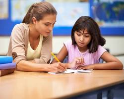 student asking questions to a teacher की इमेज
