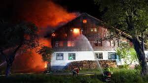 Großbrand auf landwirtschaftlichem Anwesen bei Amtzell: Gebäude zerstört, aber Menschen und Schafe gerettet