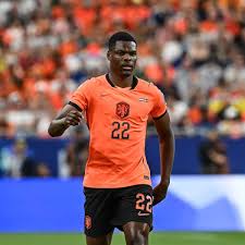 Real Madrid confirma a contratação de Dumfries, ex-Inter de Milão