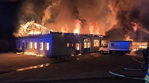 Michelsneukirchen: Flammeninferno in der Nacht zum 1. Mai – Betrieb steht in Vollbrand