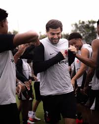 Vasco posta fotos de Santiago Sosa treinando com o elenco do Vasco