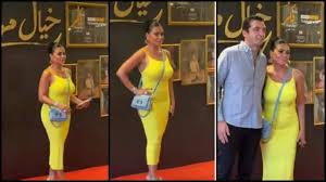 ممسكة بيده.. رانيا يوسف برفقة زوجها في العرض الخاص لمسرحية خيال مريض