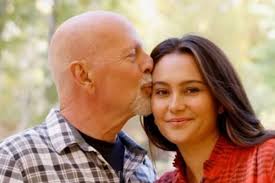 Esposa de Bruce Willis diz que conviver com demência do marido é um 'luto constante'