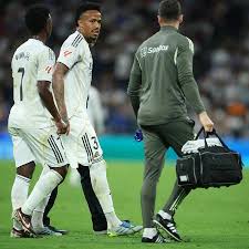 Militão sente dores e é substituído em 1º tempo de jogo do Real Madrid
