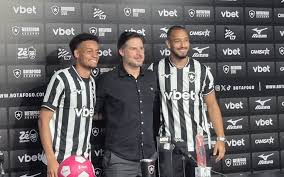 Paulinho e Monzón chegam ao Botafogo e falam em adaptação