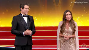 Patrícia Abravanel chora no Troféu Imprensa após imagem inesperada de Silvio Santos