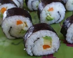 Image de riz à sushi étalé sur une feuille de nori
