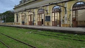 Vazamento de creosoto em antigo pátio ferroviário preocupa moradores em Campos dos Goytacazes