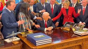 🙏🇺🇸 Oran por Trump en la oficina oval de la Casa Blanca “Pido a Dios que siga dándole la fuerza que necesita para liderar a nuestra gran nación, al tiempo que regresamos a esta gran nación al camino divino de la libertad y la justicia para todos”, expresó e