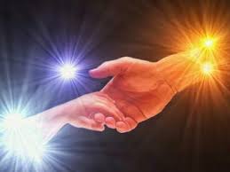 Risultati immagini per immagini una mano grande in una piccola