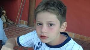 Quem é? Menino da foto hoje é ator, tem 20 anos, vem de família famosa e chama atenção pela beleza