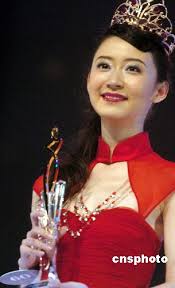 Miss China Huang Chengzi(C) poses with 1st runner-up Liu Zijiao(R) and 2nd runner-up Qiu Ye of Miss Chinese Cosmos Pageant 2006 in Hong Kong, Oct.28, 2006. - xin_24210032911134842024726