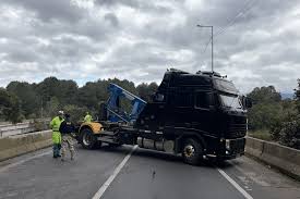 BR 376 é liberada para o tráfego mas caminhoneiro continua desaparecido; buscas continuam