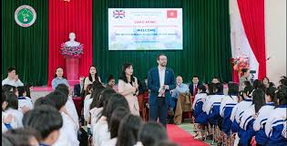 British ambassador discusses youth-led initiatives with ethnic minority students in Nghệ An