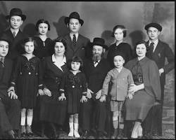 Image of Hungarian Jewish family in 1935