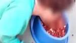 شاهد.. أم تضحك وتجبر ابنها