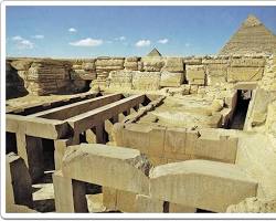 Image of Valley Temple near a pyramid