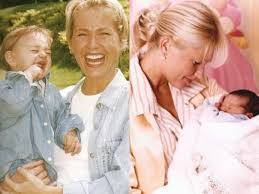 Composê de fotos: mulher sorrindo segura bebê chorando e mulher emocionada com recém-nascido no colo.