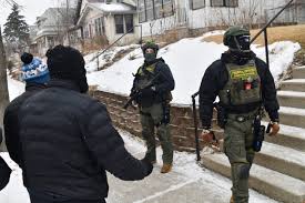 ICE phá cửa, chĩa súng, và kéo công dân Mỹ gốc Lào ra đường ...