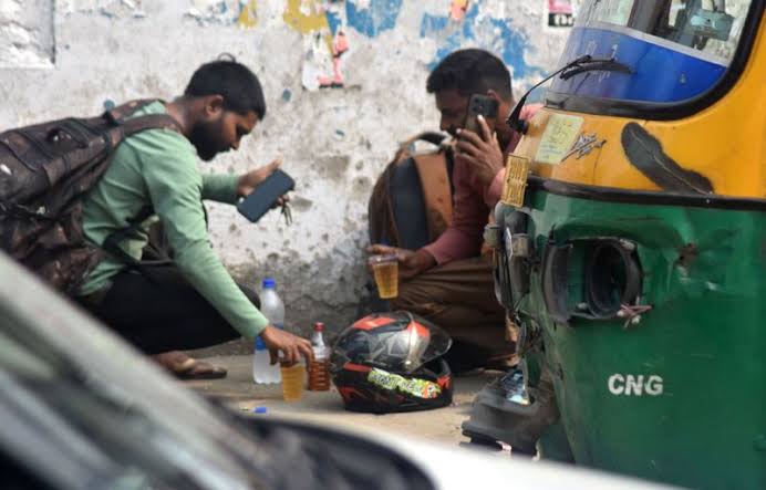 Public drinking persists in Ludhiana as police ban on alcohol consumption near liquor vends goes unheeded
