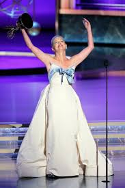 Pedro Pascal y Estrellas Brillan en la Alfombra Roja de los Emmys 2025 - Imagen principal del artículo