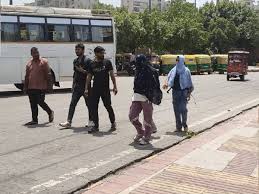 नोएडा में टेम्प्रेचर 35°C: 6 किलोमीटर की स्पीड से हवा बह रही, तीन दिन बाद और बढ़ेगा तापमान