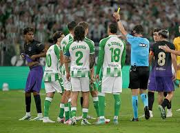 🟥 Real Betis down to 10 men after headbutt on Lamine Yamal