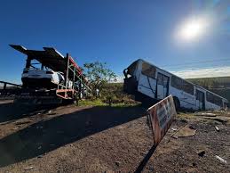Acidente entre ônibus e caminhão-cegonha teve 37 feridos e movimentação intensa no hospital