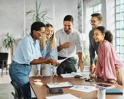 Imagem De Líder Transformacional Em Reunião Com Equipe