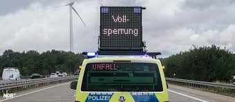 Sperrung: Brennender LKW-Anhänger auf der A14 — tagesschau.de