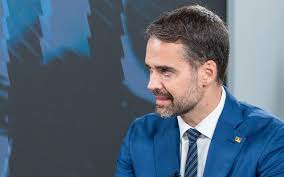 “Este é o amor que venceu o medo?”, reage Leite ao ser vaiado em evento com Lula