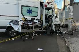 Paciente de 82 anos morre após ambulância bater em poste na Mooca