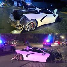 Todo Motor - #México | En la madrugada de este lunes un conductor perdió el control y se estrelló contra una parada de autobuses y un anuncio publicitario dejando su auto en