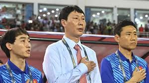 Coach Kim Sang-sik learns Việt Nam’s national anthem