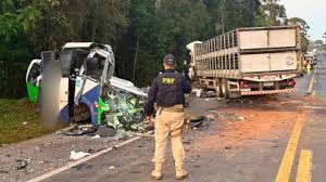 22 mortos: Ônibus envolvido em acidente levava pacientes de Imbituva (PR)