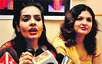 Nupur Anirudh Gupta, a fashion designer, addresses mediapersons in Jammu regarding her participation in Bangalore Fashion Week-2013. - jm7