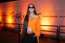 Sabrina Sato exibe barrigão no Rock in Rio e entrega detalhes do nome do filho: 'Faço numerologia'