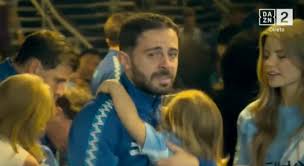 Abraçado à filha e em lágrimas: a emoção de Bernardo Silva no túnel antes do Man. City-Aston Villa