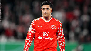 Fischer hält sich Amiri auf der Bank bereit