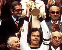 Hình ảnh về Franz Beckenbauer lifting a trophy