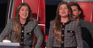 Kelly Clarkson Had a Shocking Reaction to a ‘Voice’ Contestant Who Couldn’t Stop Staring at Riley Green