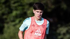 Promessa do Cruzeiro estreia no profissional como titular contra o Santos